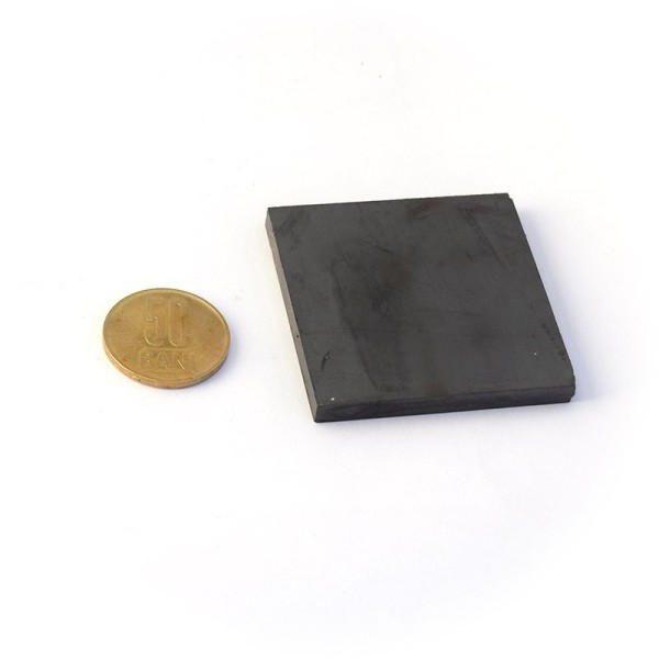 Magnet ceramic subțire ferita bloc 50 x 50 x 05 mm - cu moneda de 50 bani