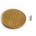 Magnet neodim bloc 1 x 1 x 6 mm - N42 în comparație cu moneda de 50 bani