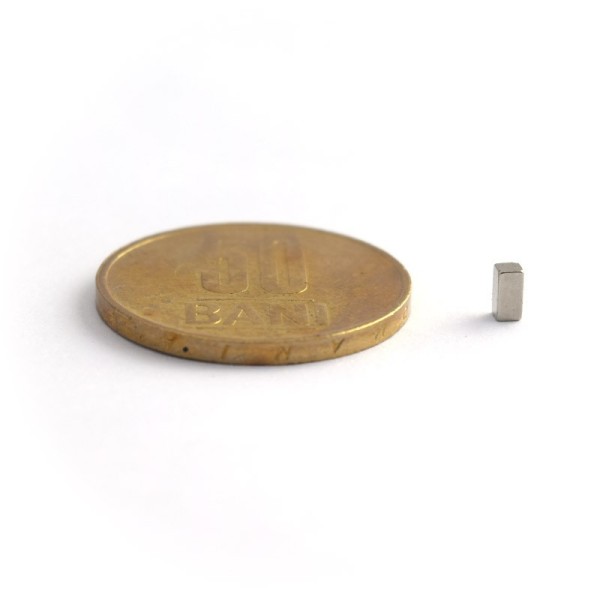 Magnet neodim bloc 2 x 2 x 4 mm - N42 cu moneda de 50 bani