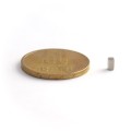Magnet neodim bloc 2 x 2 x 4 mm - N42 cu moneda de 50 bani