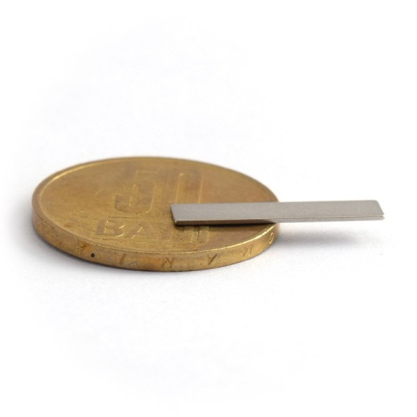 Magnet neodim bloc 20 x 4 x 0,5 mm - N35 cu moneda de 50 bani