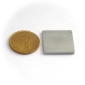 Magnet neodim bloc 24 x 24 x 2 mm - N38H cu moneda de 50 bani