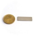 Magnet neodim bloc 30 x 10 x 1 mm - N45 cu moneda de 50 bani