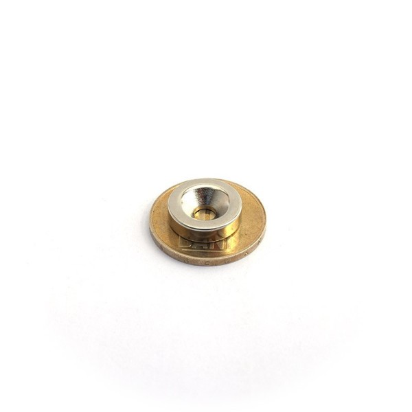 Magnet neodim disc 15 x 4 mm cu gaura ingropata D4,5 D9,46 - N35 peste moneda 50 bani