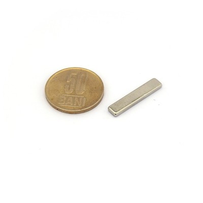 Magnet neodim bloc 25 x 5 x 2 NiCuNi N45SH cu moneda de 50 bani