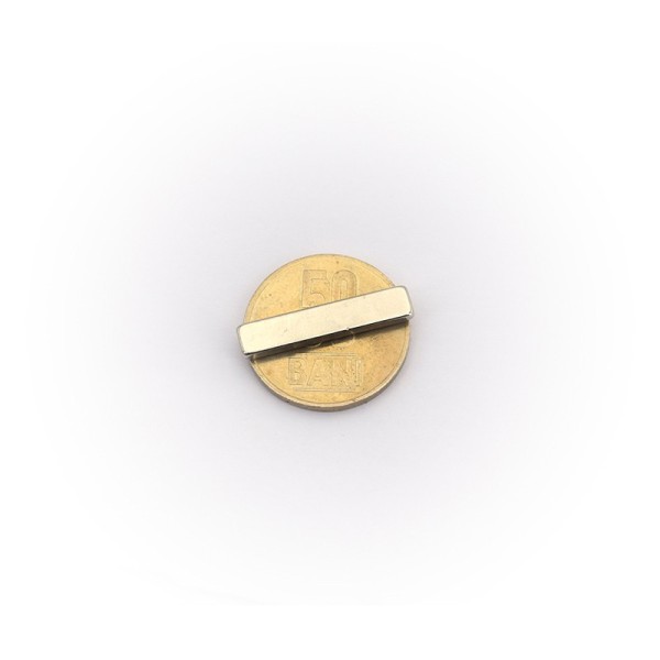 Magnet neodim bloc 25 x 5 x 2 NiCuNi N45SH cu moneda de 50 bani