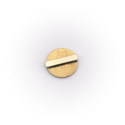 Magnet neodim bloc 25 x 5 x 2 NiCuNi N45SH cu moneda de 50 bani