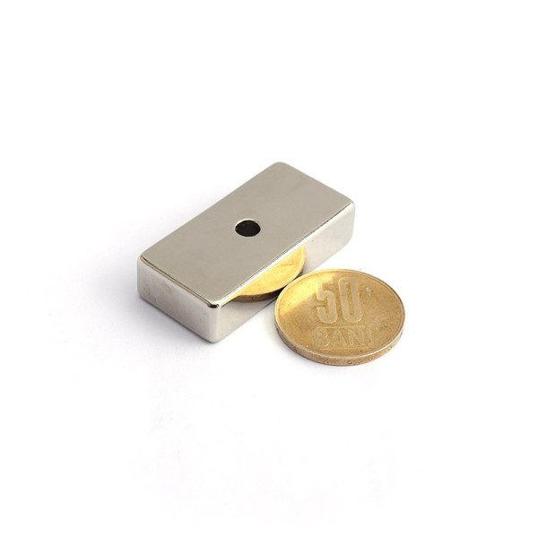 Magnet neodim bloc 40 x 20 x 10 mm cu gaura ingropata D4,5 D9,6 - N45 cu moneda