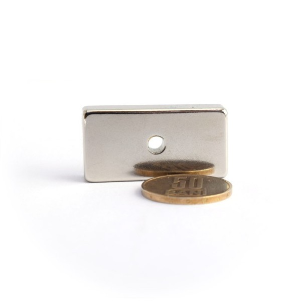 Magnet neodim bloc 40 x 20 x 10 mm cu gaura ingropata D4,5 D9,6 - N45 cu moneda