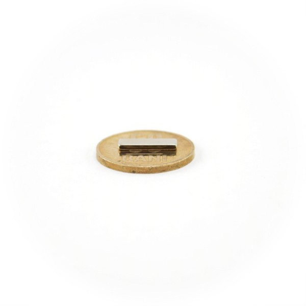 Magnet neodim bloc 14 x 4 x 1,5 mm - N42SH - NiCuNi peste moneda de 50 bani