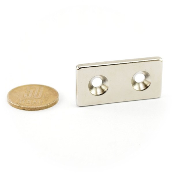 Magnet neodim bloc 40 x 20 x 4 mm cu gauri ingropate D4,5 / D9,6 - N35 ridicat cu moneda de 50 bani