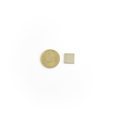 Magnet neodim bloc 12,7 x 12,7 x 1,58 mm privire de sus cu moneda de 50 bani