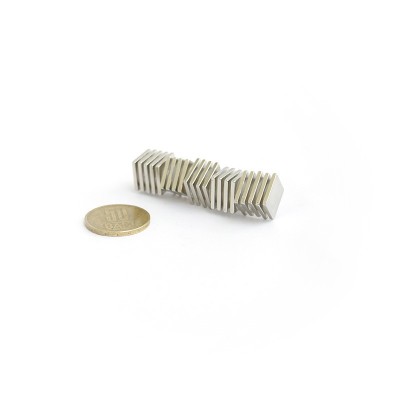 Magnet neodim bloc 12,7 x 12,7 x 1,58 mm grup cu moneda de 50 bani