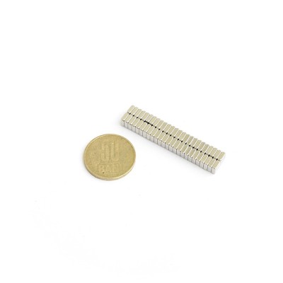 Magnet neodim bloc 5 x 5 x 2 mm grup cu moneda de 50 bani