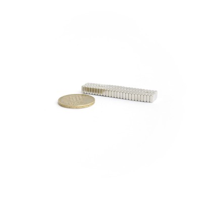 Magnet neodim bloc 5 x 5 x 2 mm grup cu moneda de 50 bani