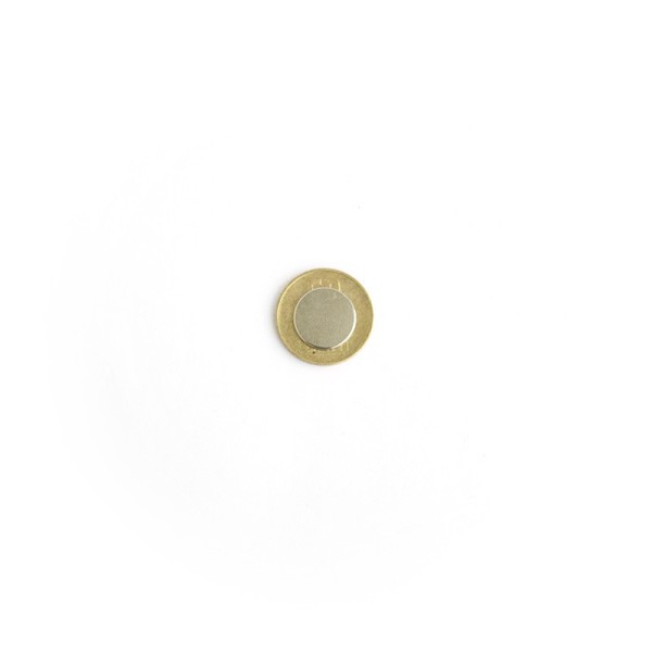 Magnet neodim disc 15 x 1,5 mm de sus peste moneda de 50 bani