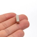 Magnet neodim bloc 20 x 5 x 5 mm în mână