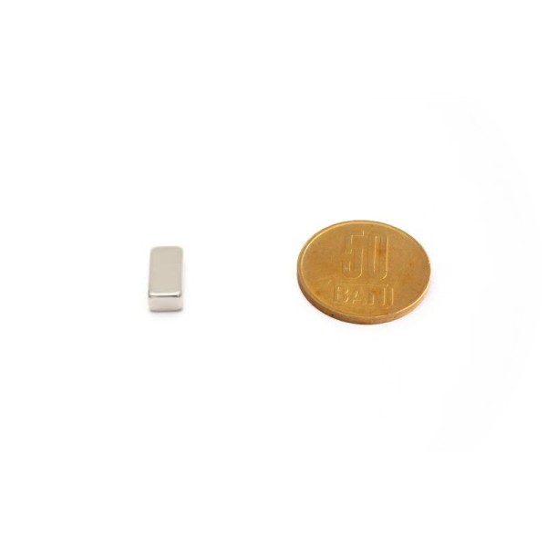 Magnet neodim bloc 13 x 6 x 4 mm cu moneda de 50 bani