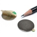 Magnet neodim disc 20 x 1 mm autoadeziv - comparație cu creionul - 2