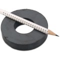 Magnet ferită inel 72 x 32 x 15 mm comparație cu un creion