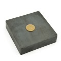 Magnet ferită bloc 100 x 100 x 25 mm cu 50 bani