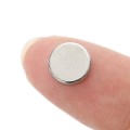 Magnet neodim disc 8 x 3 mm pe deget