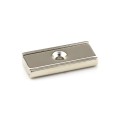 Bară magnetică rectangulară încastrată tip oală 30 x 13,5 mm cu gaură D 3,3 și șanfren D 6,5