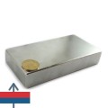 Magnet neodim bloc 140 x 70 x 25 mm cu moneda deasupra