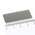 Magnet neodim bloc 40 x 20 x 2 mm în comparație cu rigla