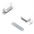 Închizător magnetic din plastic pentru uși de mobilier 45,5 x 15 x 14